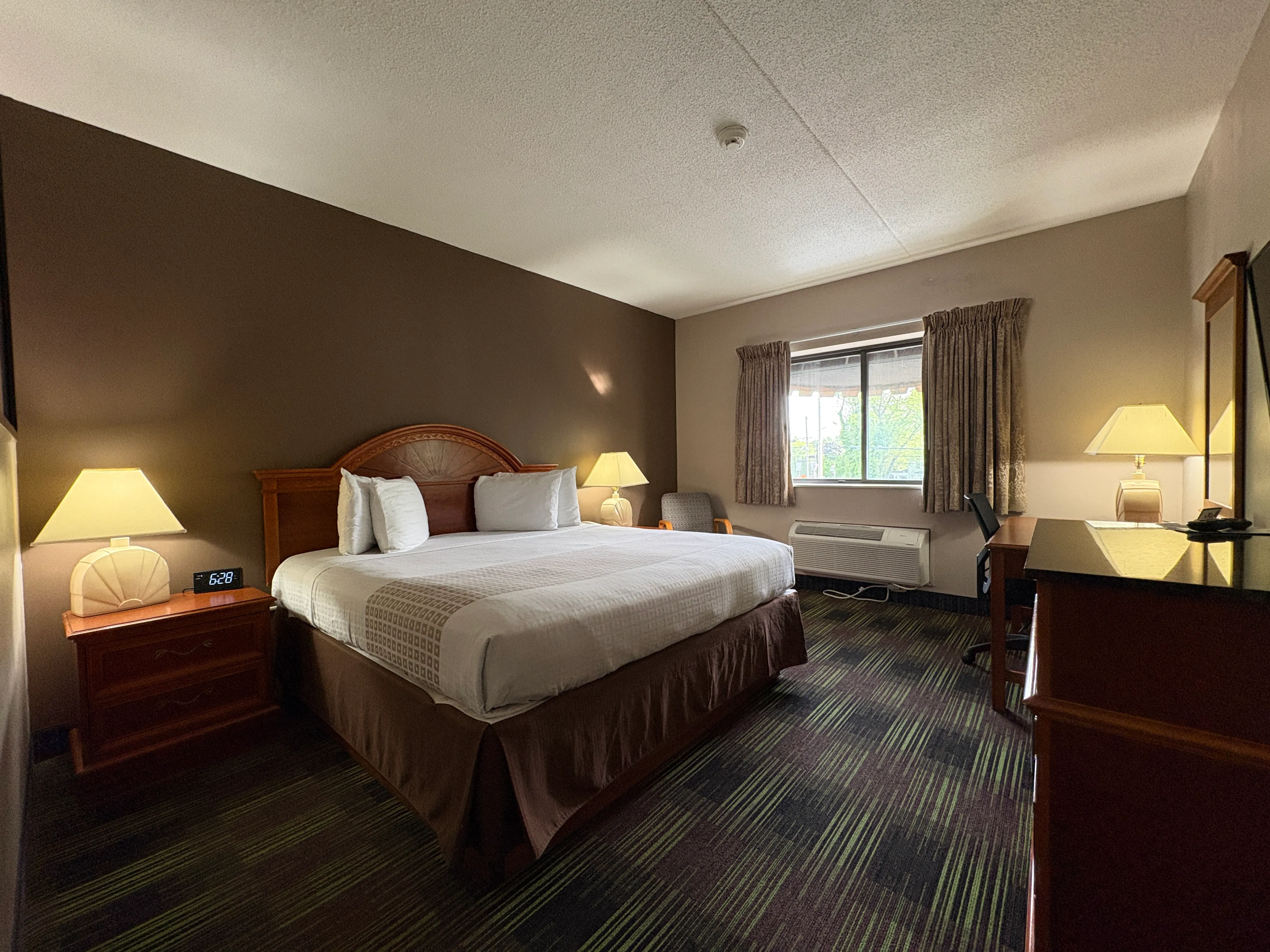 King Room with Jetted Tub at South Shore Inn Sandusky