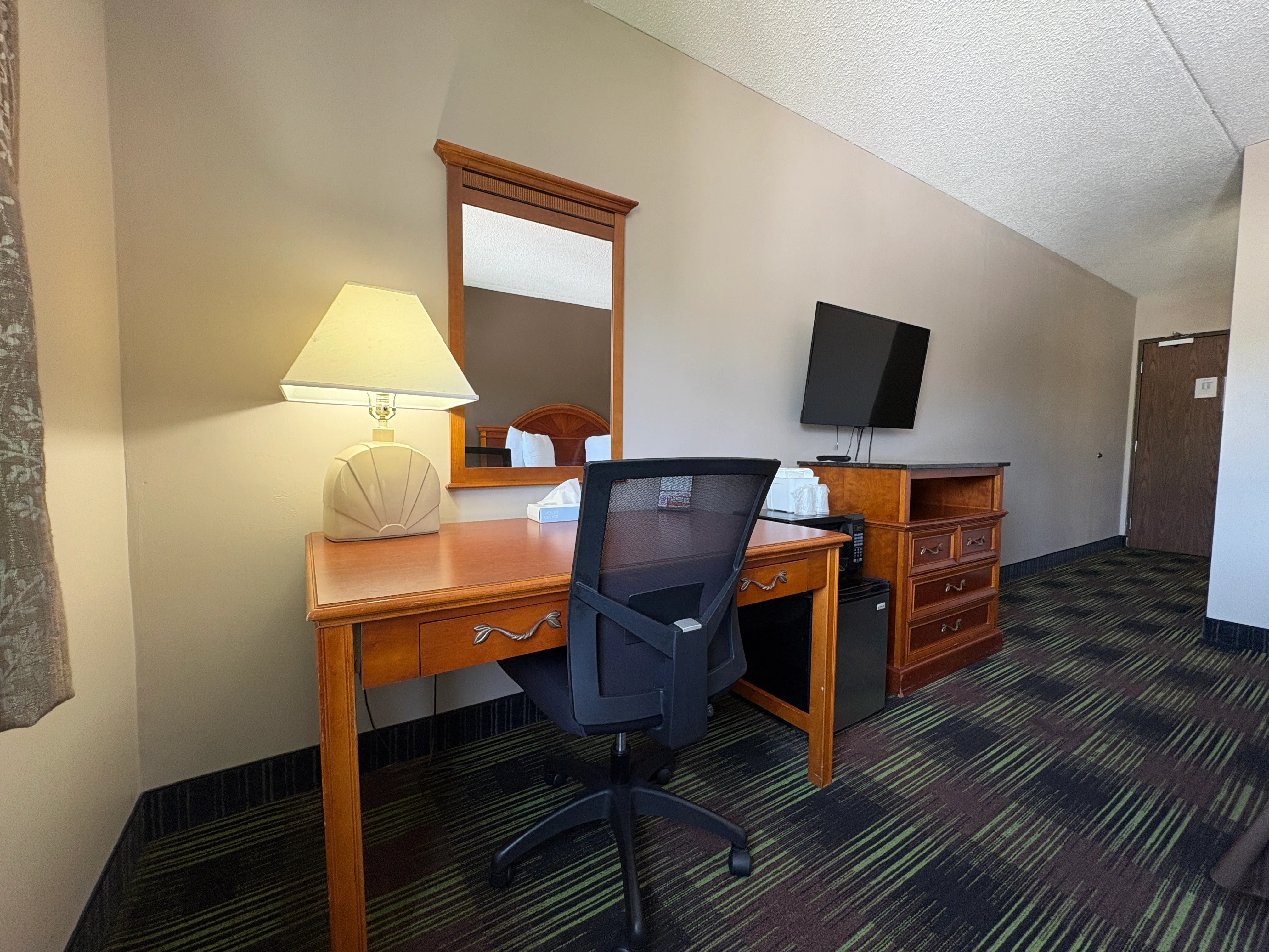 King Room with Jetted Tub - Desk & Tub Area at South Shore Inn Sandusky