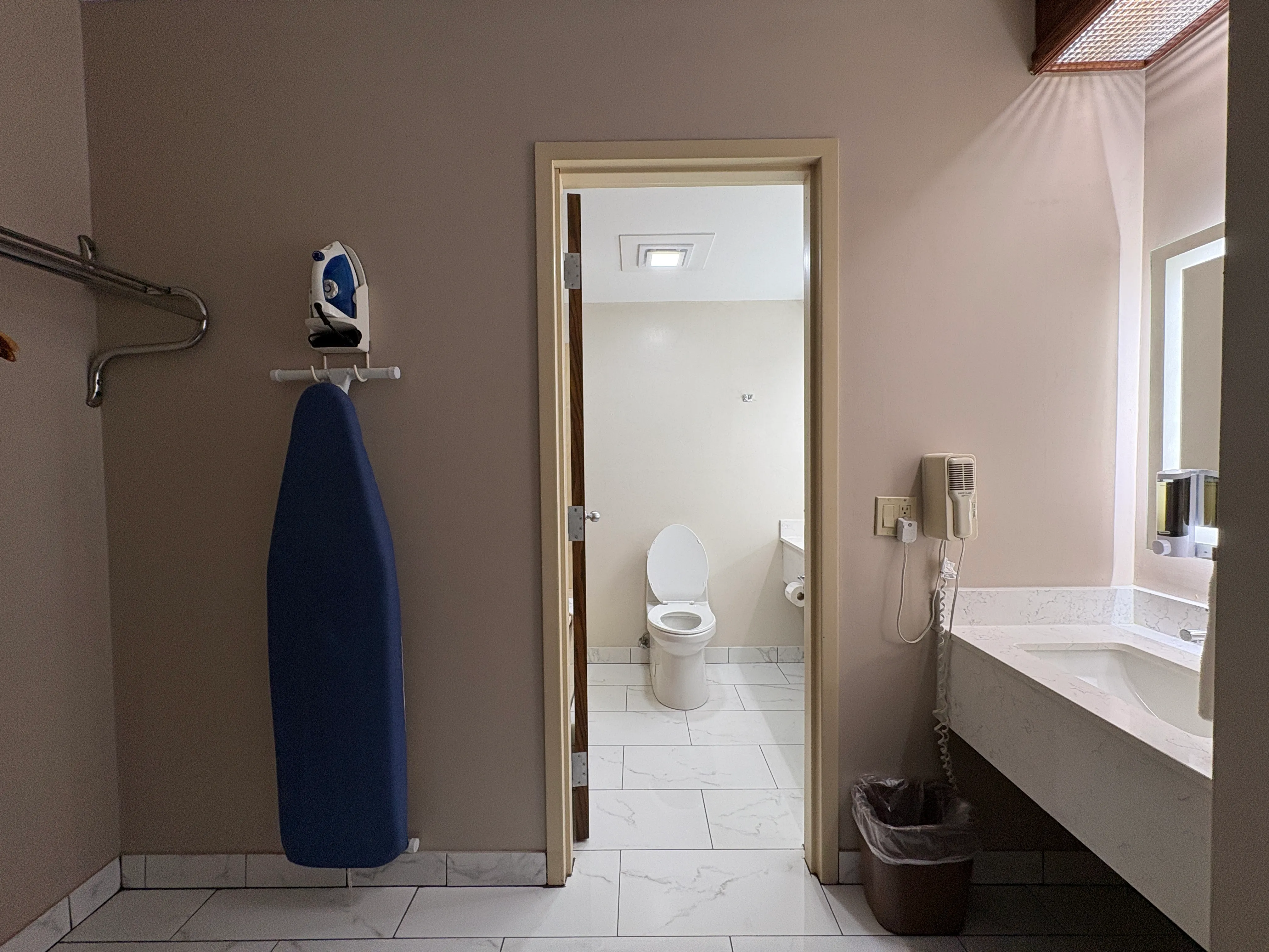 King Room with Jetted Tub - Bathroom at South Shore Inn Sandusky