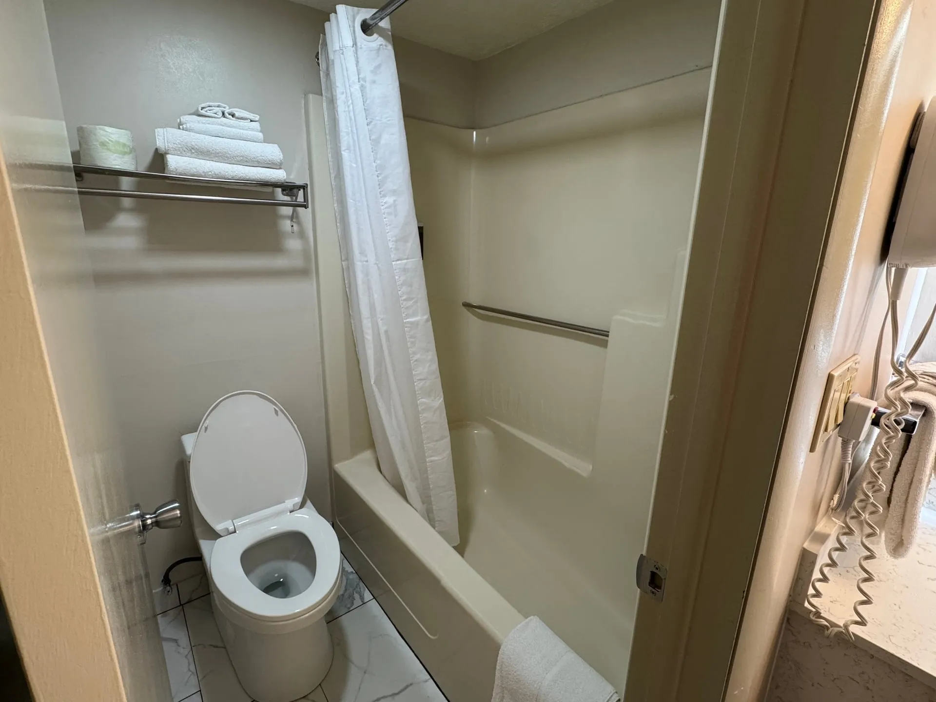 Single King - Bathroom at South Shore Inn Sandusky