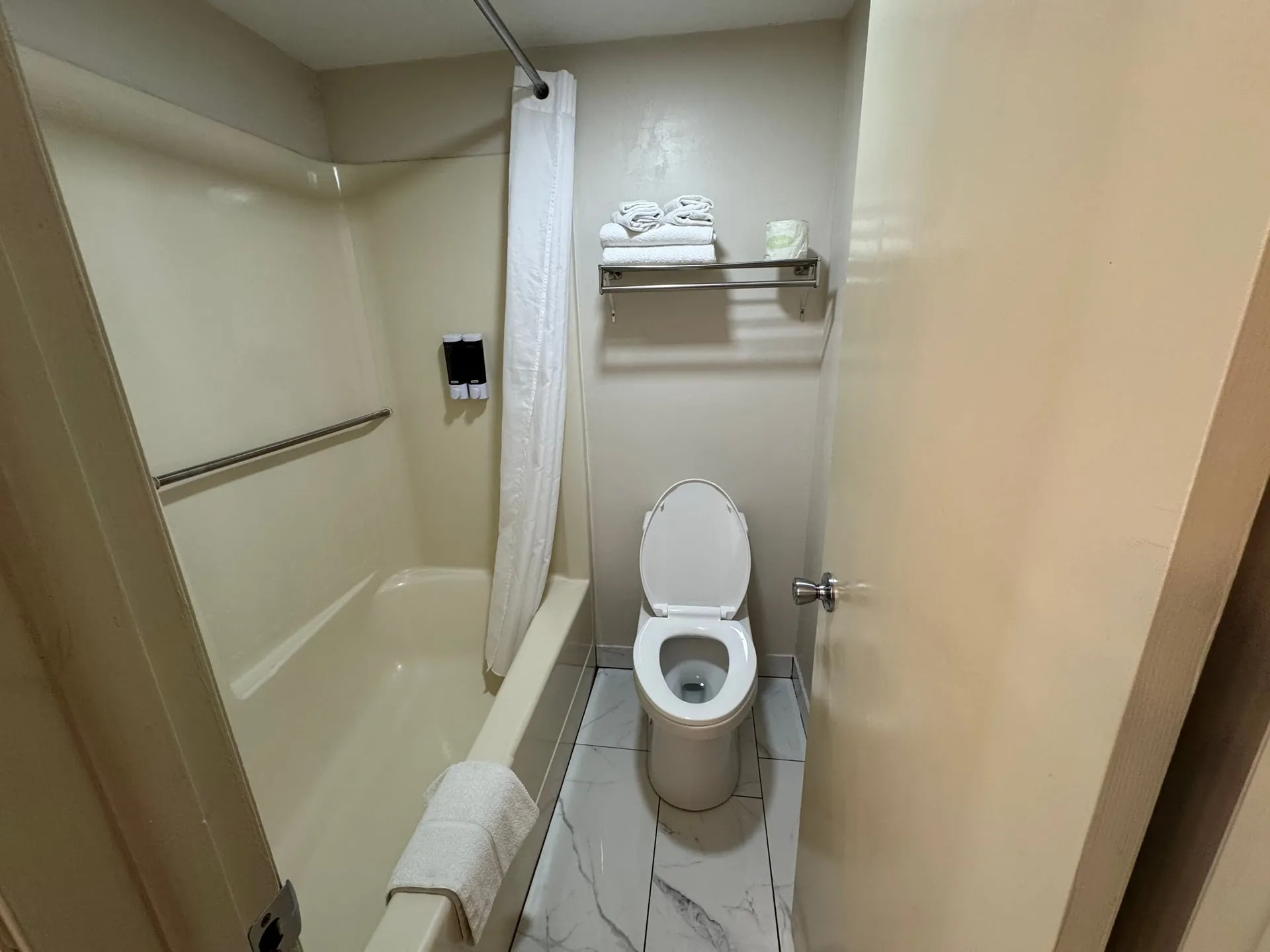 Two Queen Beds Poolside - Bathroom at South Shore Inn Sandusky